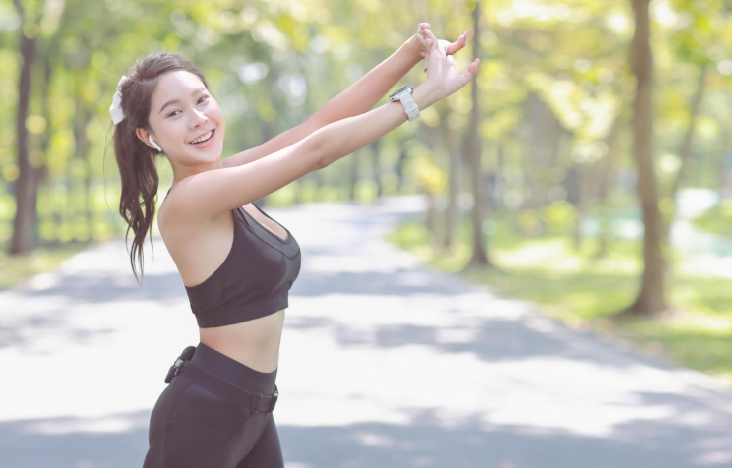 Outdoor-Workout-Gruppe im Stadtpark bei Sonnenuntergang